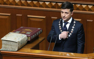 Премьер-министр поздравил Зеленского со вступлением в должность Президента