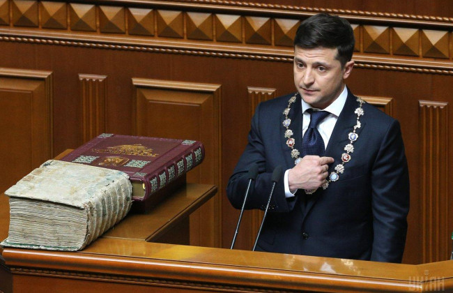 Премьер-министр поздравил Зеленского со вступлением в должность Президента