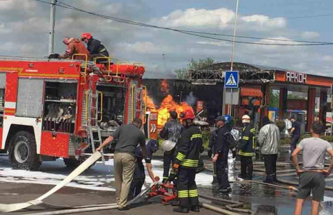 Потужна пожежа на АЗС у Житомирі: перші подробиці і фото