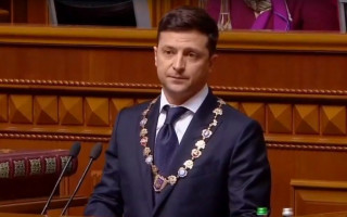 Во время инаугурации Зеленского упало удостоверение Президента Украины: видео
