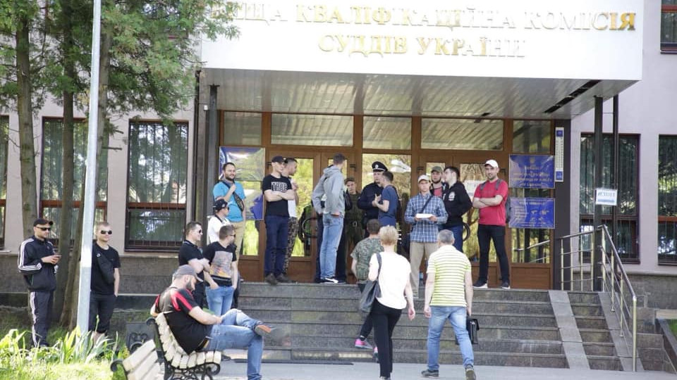 У Києві невідомі заблокували вхід у будівлю ВККС: що відбувається