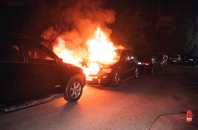 Влетів у відбійник та загорівся: елітний Mercedes вщент згорів у столиці