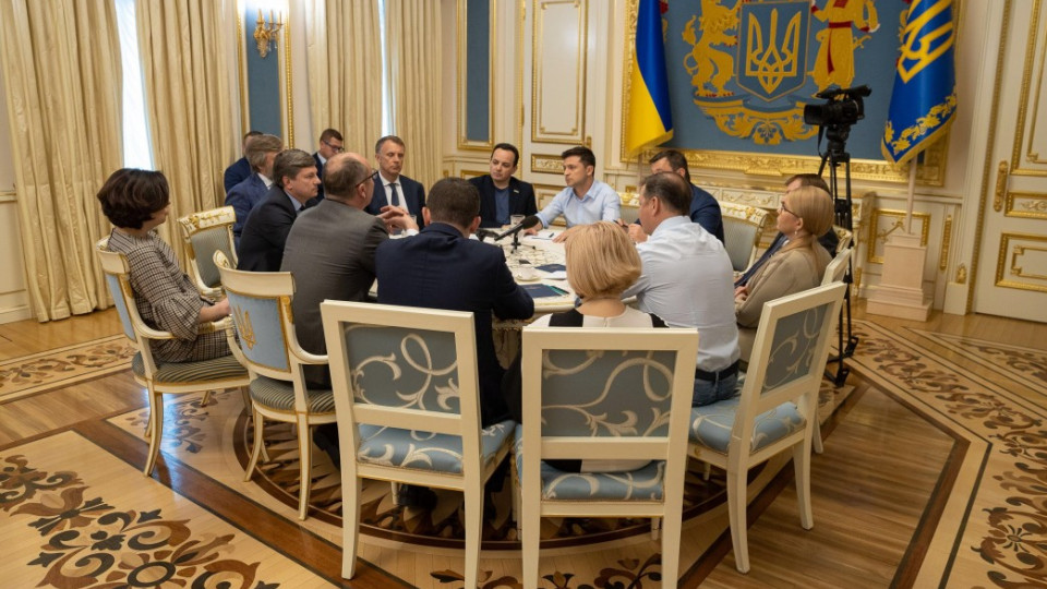 Роспуск Рады: Зеленский проводит консультации с лидерами фракций