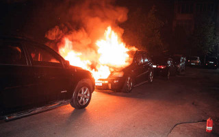 Влетів у відбійник та загорівся: елітний Mercedes вщент згорів у столиці