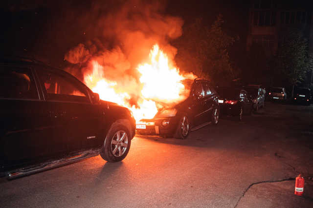 Влетів у відбійник та загорівся: елітний Mercedes вщент згорів у столиці
