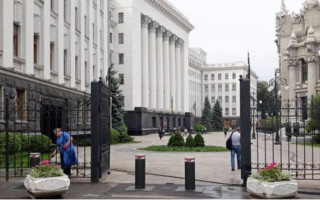 Прибрали пости і відкрили ворота: Банкову зробили доступною для киян