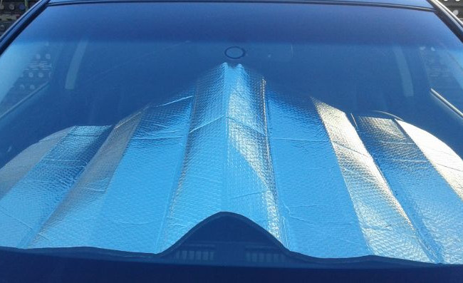 Экран от солнца на торпедо автомобиля: за и против