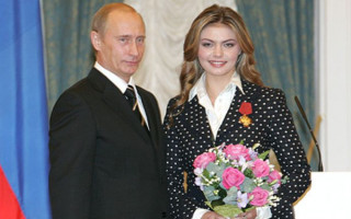 За семью замками: в России замалчивают историю о Путине