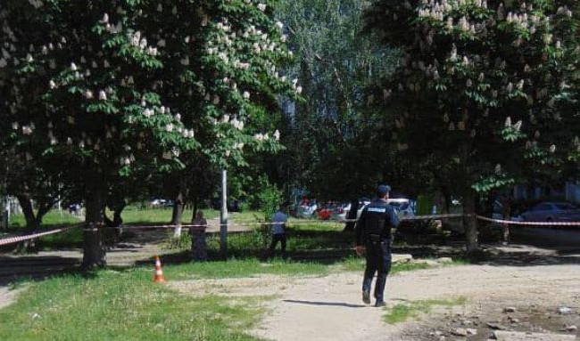 Зловмисники у Києві групою побили чоловіка з дитиною: є відео