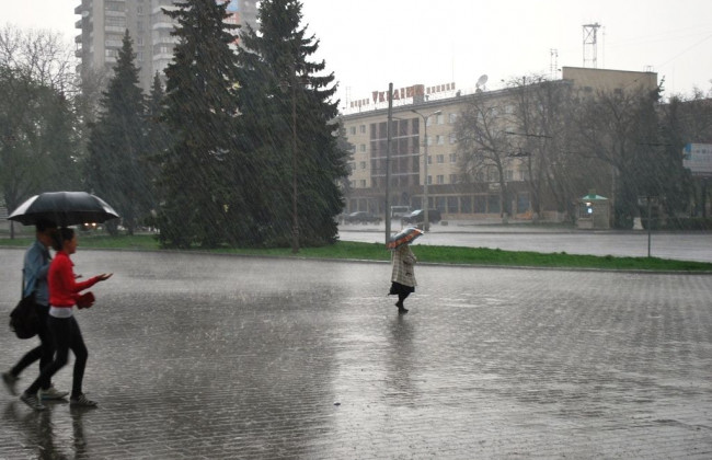 Потужний буревій пронісся у Житомирі: фото, відео