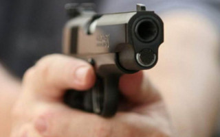 В Киеве неадекват с пистолетом угрожал водителю маршрутки