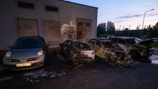 В одном из дворов Киева дотла выгорело 5 автомобилей: фото
