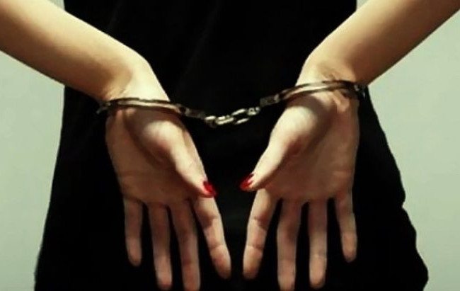 Дерзкую уличную воровку задержали в Киеве: есть видео