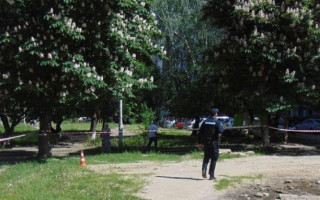 Зловмисники у Києві групою побили чоловіка з дитиною: є відео