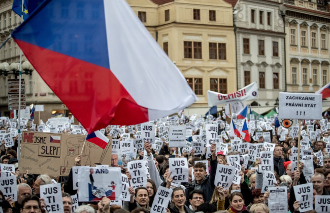 В Праге десятки тысяч людей вышли на протест: что происходит