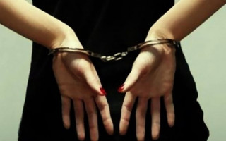 Дерзкую уличную воровку задержали в Киеве: есть видео