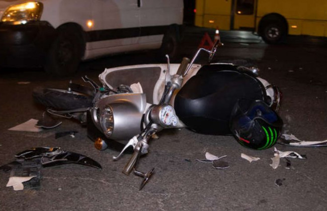 В Киеве легковушка снесла мопед с подростком: первые подробности