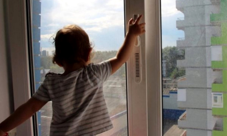 Трагедия в Киеве: двое маленьких детей выпали из окна