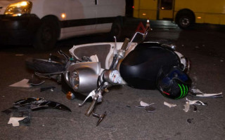 В Киеве легковушка снесла мопед с подростком: первые подробности