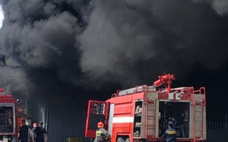 Масштабна пожежа у Хмельницькому: горів склад гумових шин