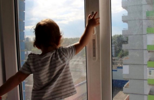 Трагедия в Киеве: двое маленьких детей выпали из окна