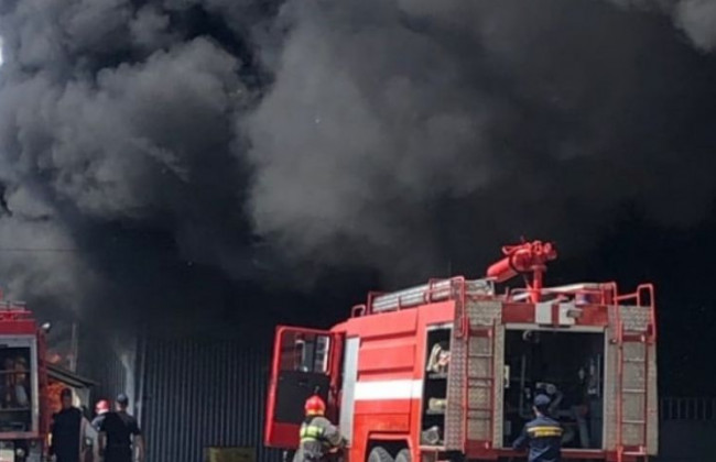 Масштабна пожежа у Хмельницькому: горів склад гумових шин