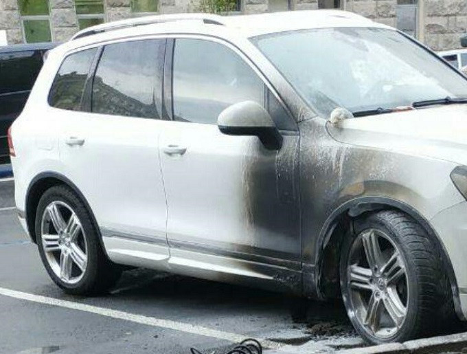 В Харькове неизвестные сожгли элитный автомобиль чиновника