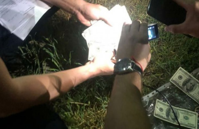 Погорів на хабарі у $10 000: у Дніпрі затримали поліцейського