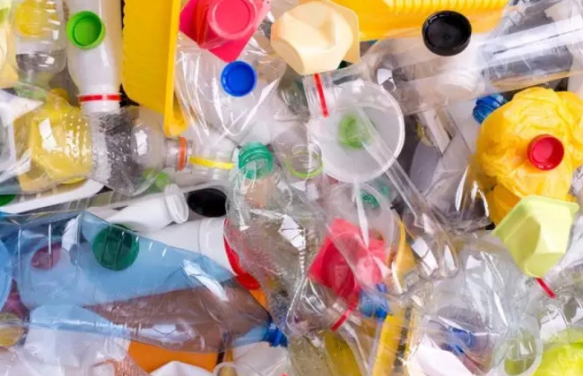 В ЄС заборонили трубочки, ватні палички та одноразовий посуд: директива Ради Євросоюзу