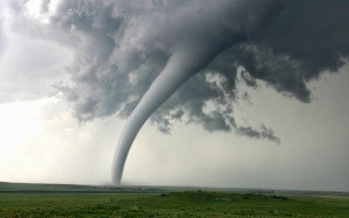 Смертоносное торнадо зафиксировали на границе Украины, видео
