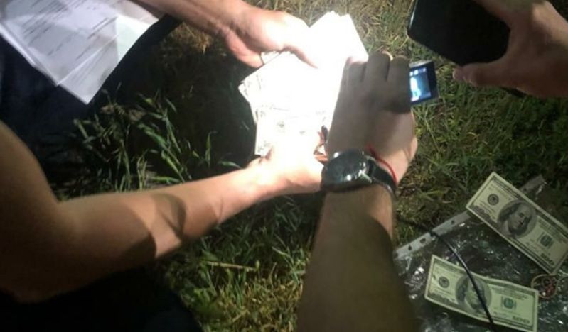 Погорів на хабарі у $10 000: у Дніпрі затримали поліцейського