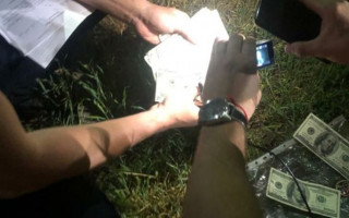 Погорів на хабарі у $10 000: у Дніпрі затримали поліцейського