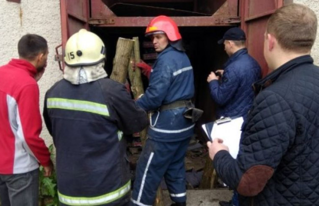 Грузовой лифт раздавил двух человек под Львовом