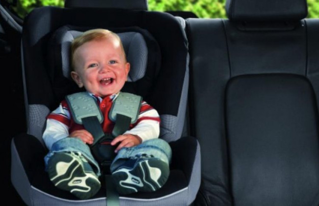 Стало известно, почему нельзя перевозить детей на переднем сиденье автомобиля