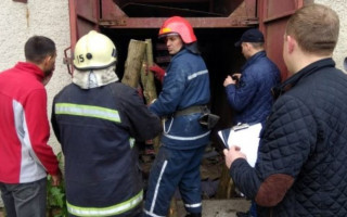 Грузовой лифт раздавил двух человек под Львовом