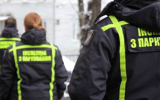 Водіям Києва на замітку: інспекторів з паркування одягнуть у форму