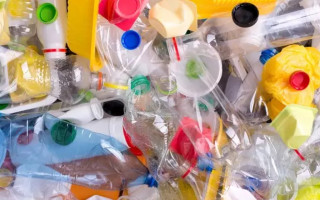 В ЄС заборонили трубочки, ватні палички та одноразовий посуд: директива Ради Євросоюзу