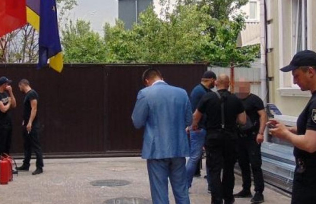 Захоплення готелю у Києві: 40 невідомих били охорону і трощили майно