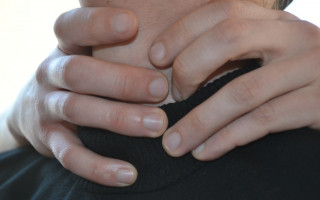 В Киеве неадекват пытался свернуть шею ребенку: известны все подробности