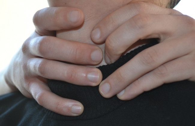 В Киеве неадекват пытался свернуть шею ребенку: известны все подробности