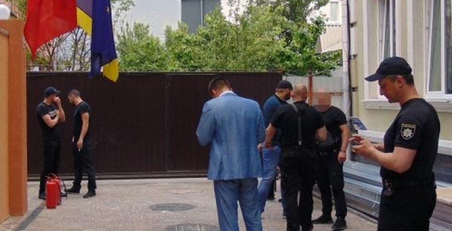 Захоплення готелю у Києві: 40 невідомих били охорону і трощили майно