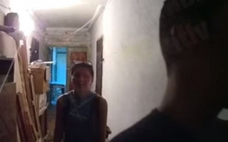 Намагалися проникнути у квартиру: киянам показали зухвалих грабіжників