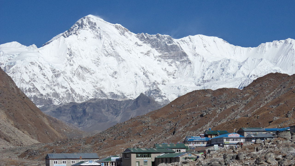 ЧП на Эвересте: во время спуска с вершины горы погиб альпинист