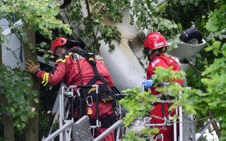 ЧП в Германии: самолет с людьми застрял на дереве в перевернутом положении