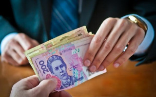 Погорел на взятке в 400 тысяч гривен: в Ровенской области задержали чиновника