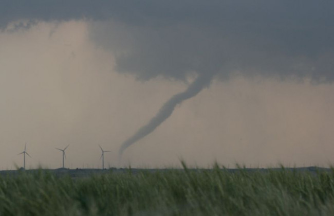 Под Днепром мощный смерч попал на видео