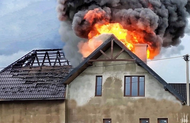 Блискавка спопелила приватний будинок на Волині: відео