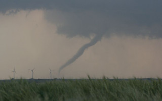Под Днепром мощный смерч попал на видео