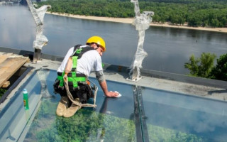 Киянам на замітку: відкрили «скляний» міст біля Дніпра