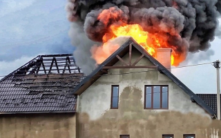 Блискавка спопелила приватний будинок на Волині: відео